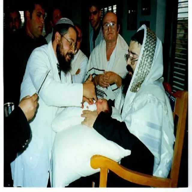 ברית מילה שהרב סויסה מקרית אתא הסנדק